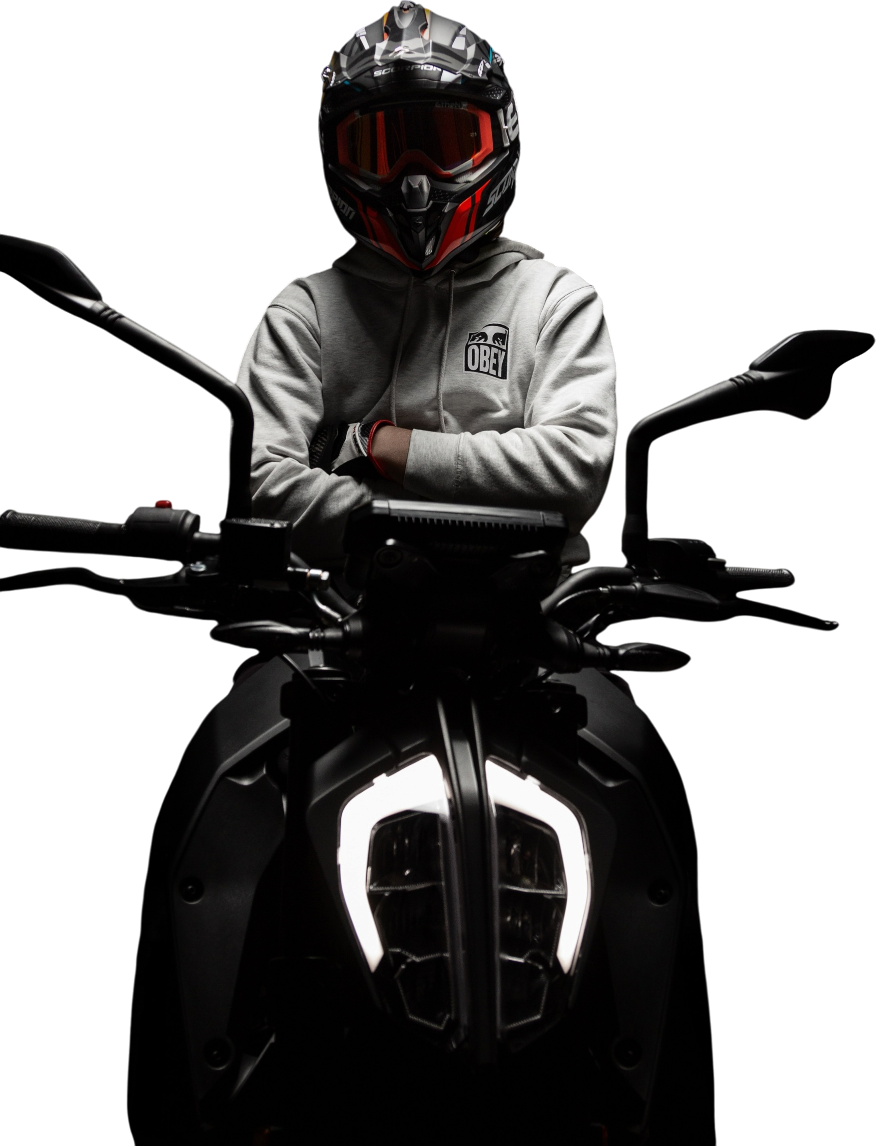 Motorradfahrer im Studio-Licht