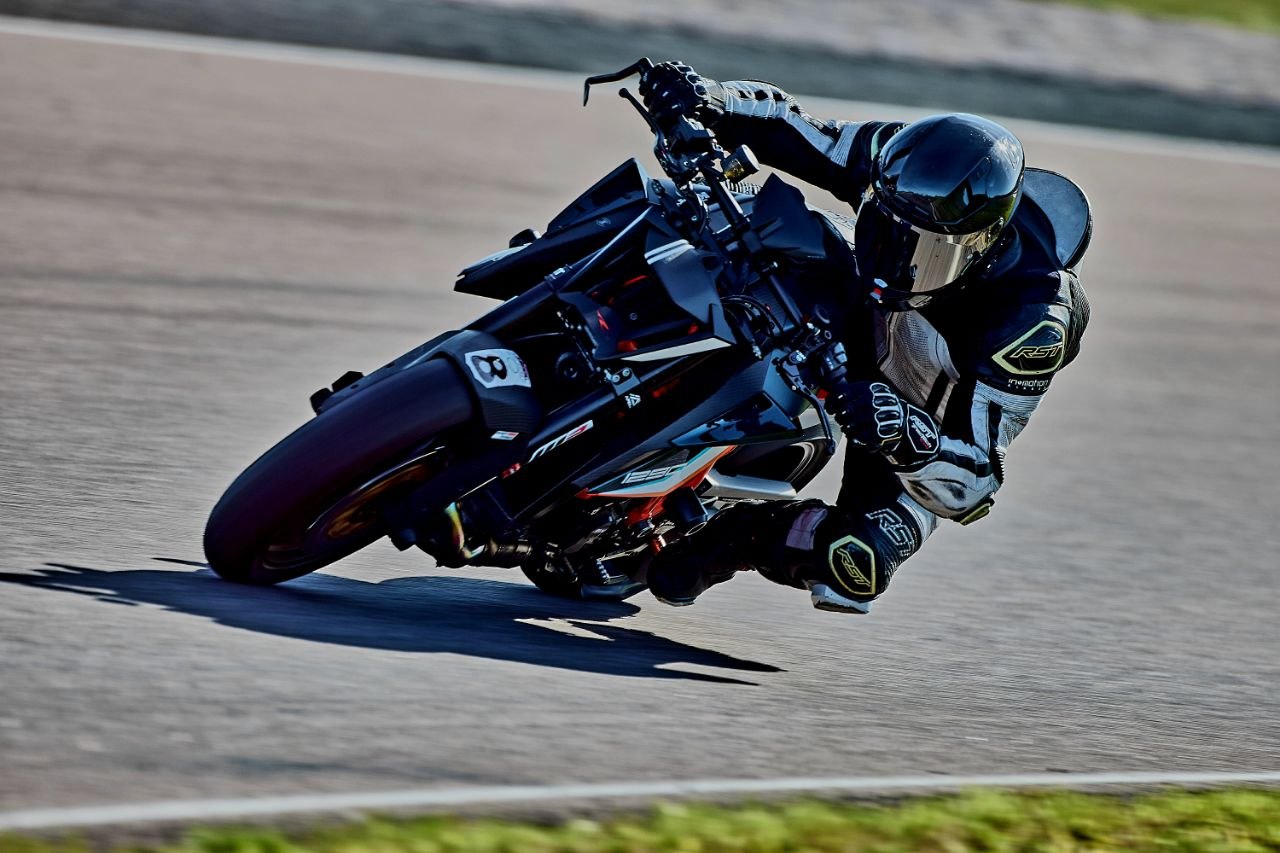 KTM 1290 Super Duke Gen3 mit ApexMP Track Mask auf der Rennstrecke