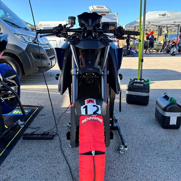 KTM 1290 Super Duke R Paddock