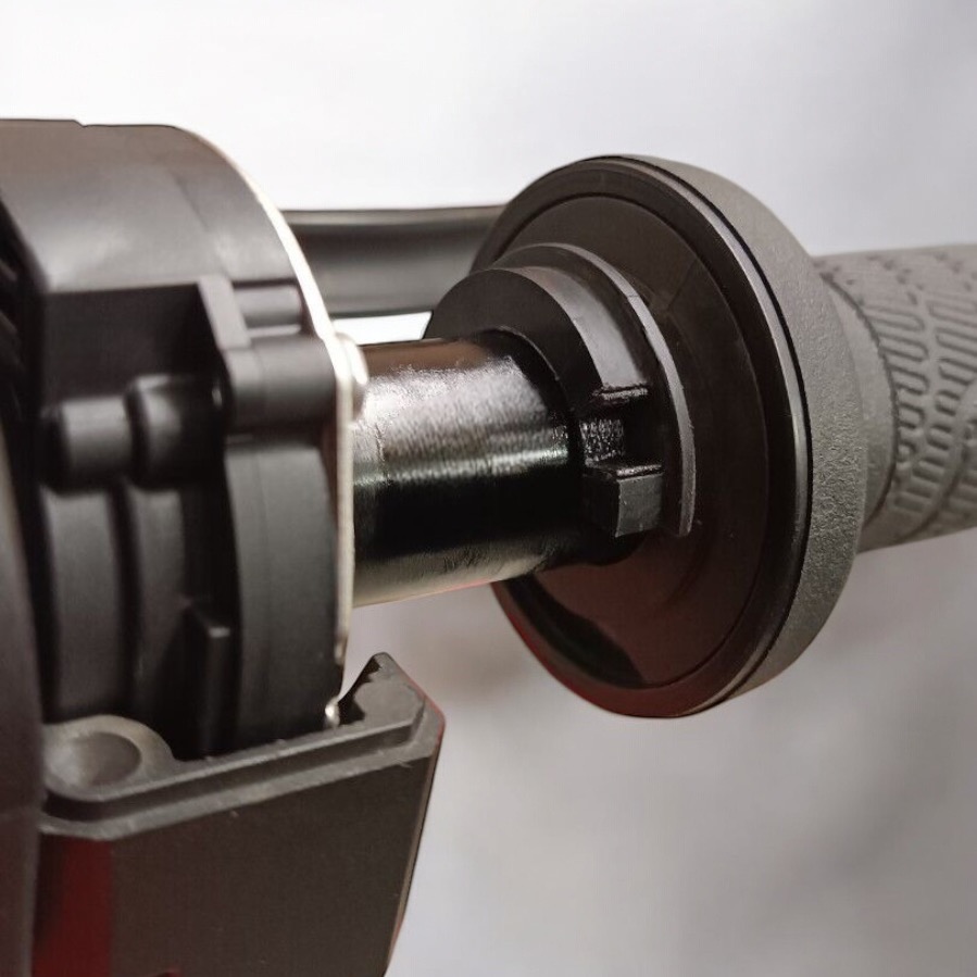 Throttle Spacer KTM Husqvarna am Gasgriff montiert