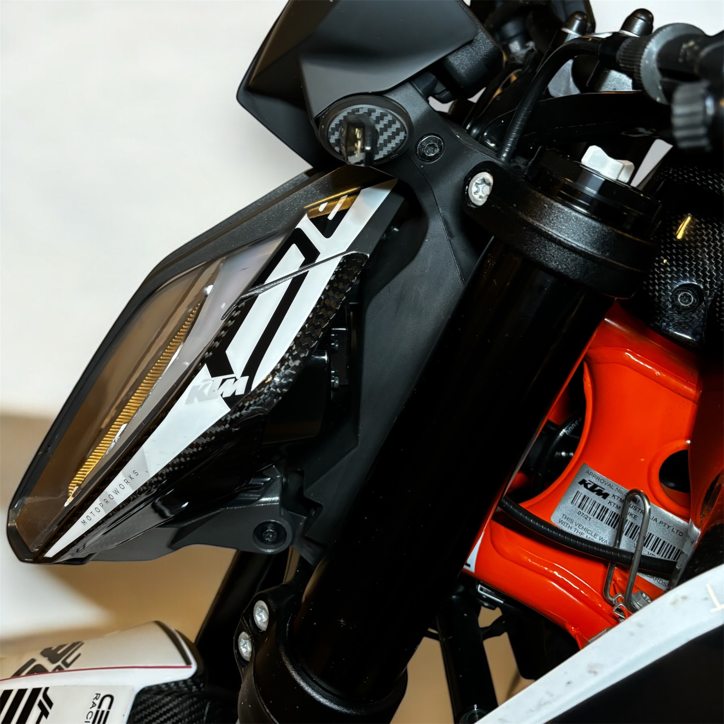 Blinker-Adapter KTM Duke Carbon-Look Nahaufnahme