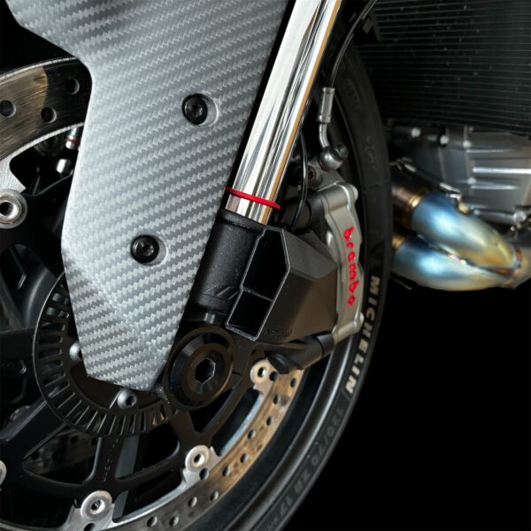 Ein Motorrad der Marke KTM, welches demonstriert, wie das Produkt aussieht. (Nahaufnahme)